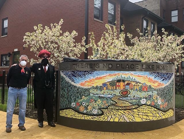 &ldquo;There&rsquo;s No Place Like Home&rdquo; unveiling by artist Hector Duarte in collaboration with @chicago_public_art_group commissioned by @bickerdikerc near Humboldt Park. Commemorating L. Frank Baum who lived in the building that was at this corner when he wrote &ldquo;The Wizard of Oz&rdquo;. Please check out on Monday 5/18/20 on WTTW at 7pm to watch the unveiling.
#mural #mosaic #publicart #chicagopublicartgroup